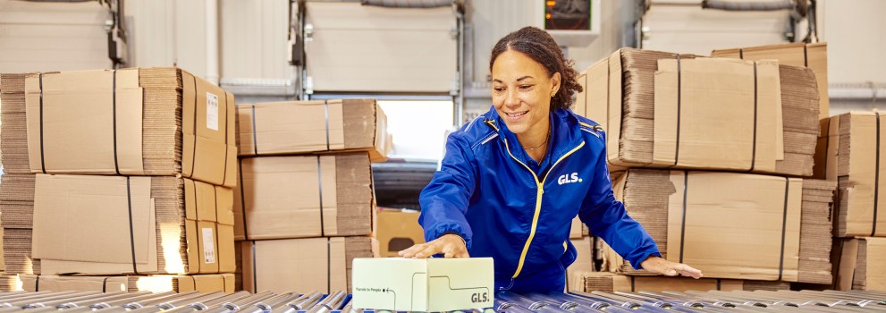 Mitarbeiterin im GLS-Depot beim Pakete nach England senden 