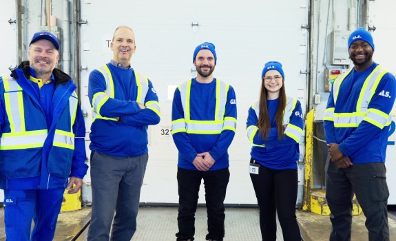 Groupe d'employés souriants