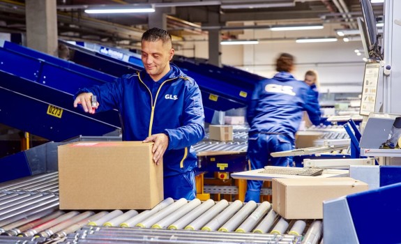 GLS personel managing parcels