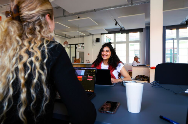 Equipo profesional reunido en oficina trabajando en la gestión logística y planificación de proyectos digitales.