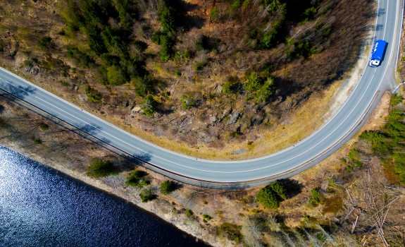 Tiemaisema ja GLS-runkoauto lintuperspektiivistä 