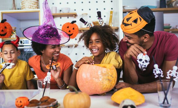 Rodzina przygotowuje się do Halloween