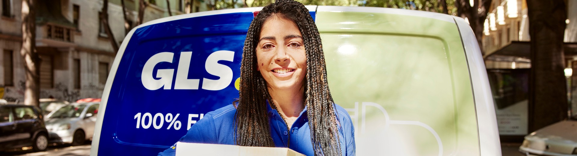 curier în fața mașinii de livrare