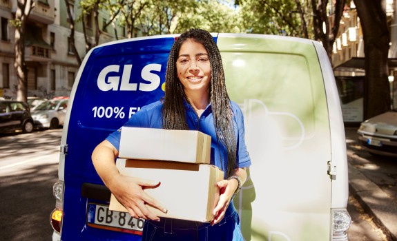 curier în fața mașinii de livrare