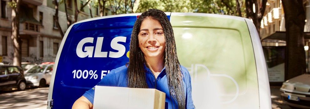 curier în fața mașinii de livrare